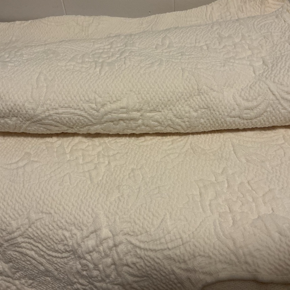 Well Dressed Home Matelasse Cotton Bedspread - Picture 8 of 14